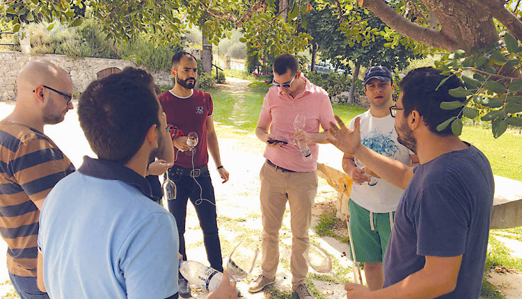 Εντυπωσιασμένοι από την επίσκσεψη τους οι σομελιέ. 