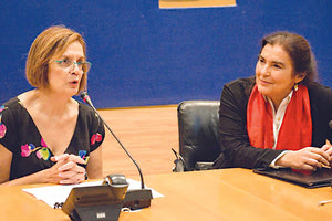 η Μυρσίνη Ζορμπά από τη θέση πλέον της Υπουργού Πολιτισμού και Αθλητισμού, παραλαμβάνοντας χθες  το υπουργείο από τη Λυδία Κονιόρδου.