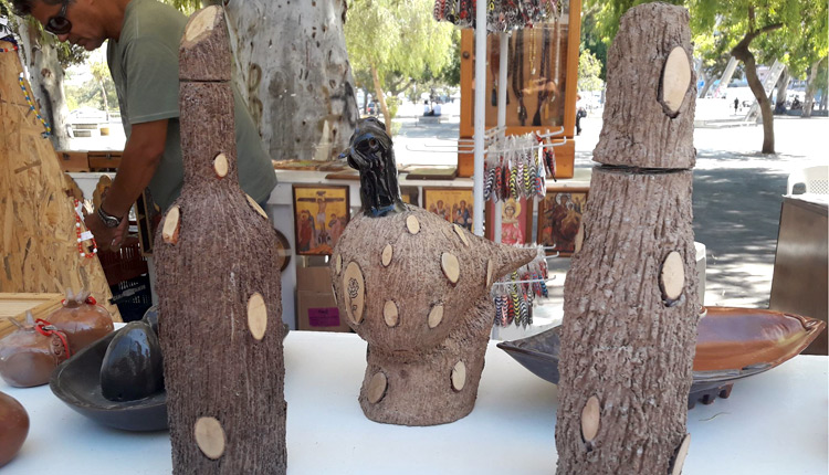 μπουκάλια, τα οποία δημιουργήθηκαν από πολτοποιημένες εφημερίδες