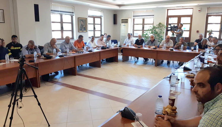 Η συνεδρίαση της Περιφερειακής Ένωσης Δήμων Κρήτης που συγκλήθηκε προκειμένου να αποτιμήσει τις βαριές απώλειες που καταγράφονται στο νησί μετά τις μεγάλες πυρκαγιές των τελευταίων ημερών.