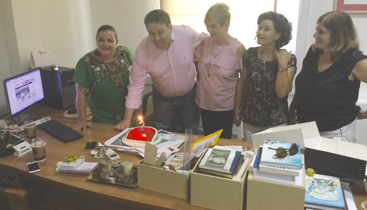 Μια έκπληξη είχαν ετοιμάσει χθες το πρωί οι συνεργάτες του πρόεδρου του Περιφερειακού Συμβουλίου Κρήτης Γιώργου Πιτσούλη, που είχε τα γενέθλιά του