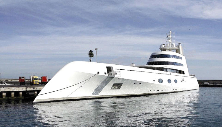Η τεράστια θαλαμηγός, τελευταίας τεχνολογίας, του Ρώσου μεγιστάνα Αντρέι Μιχαλένκο, που έδεσε αρόδου ανοιχτά της Κέρκυρας