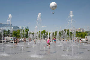 Ανάμεσα σε πήδακες νερού δροσίζονται τα πιτσιρίκια στην Ιβηρική