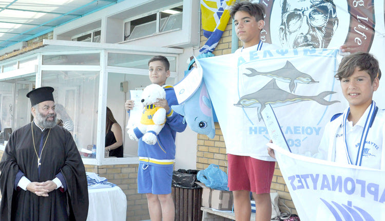 Απ’ όλα τα επαγγέλματα υπάρχουν στις κερκίδες σε μια κολυμβητική συνάντηση. 