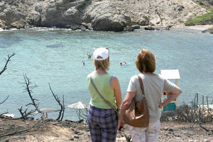 Και η ζωή συνεχίζεται με… μπάνιο και ηλιοθεραπεία στα καμένα