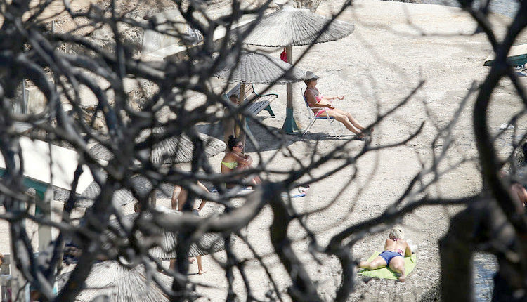 Και η ζωή συνεχίζεται με… μπάνιο και ηλιοθεραπεία στα καμένα