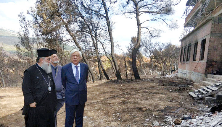 Κοντά στους πληγέντες κατοίκους της ανατολικής Αττικής, το πολιτικό και ένστολο προσωπικό και τους εθελοντές βρέθηκε ο Πρόεδρος της Δημοκρατίας, Προκόπης Παυλόπουλος.