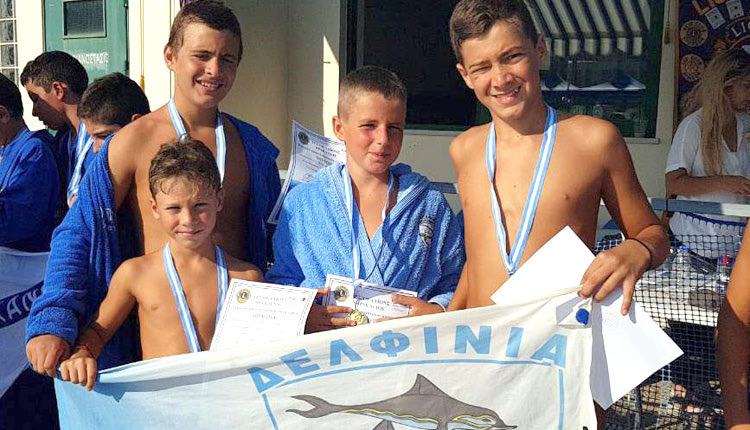  Από την απονομή του χρυσού μεταλλίου στους αθλητές των Δελφινιών στα 4x50 ελ.