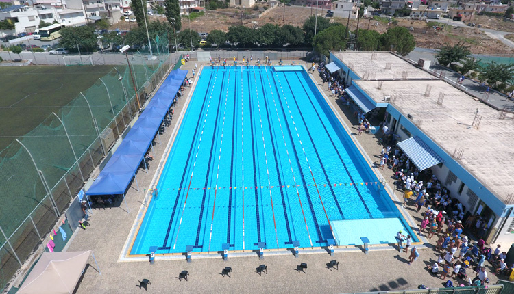 Πανοραμική άποψη του θαυμάσιου κολυμβητηρίου στο Αρκαλοχώρι