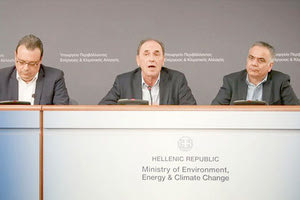 Στη διάρκεια συνέντευξης Τύπου, ο υπουργός Περιβάλλοντος Γιώργος Σταθάκης -παρουσία του υπουργού Εσωτερικών Πάνου Σκουρλέτη και του αναπληρωτή υπουργού Περιβάλλοντος Σωκράτη Φάμελλου-