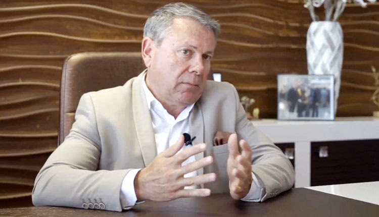 πρόεδρο των Τουριστικών και Ταξιδιωτικών Πρακτόρων Μιχάλη Βλατάκη.