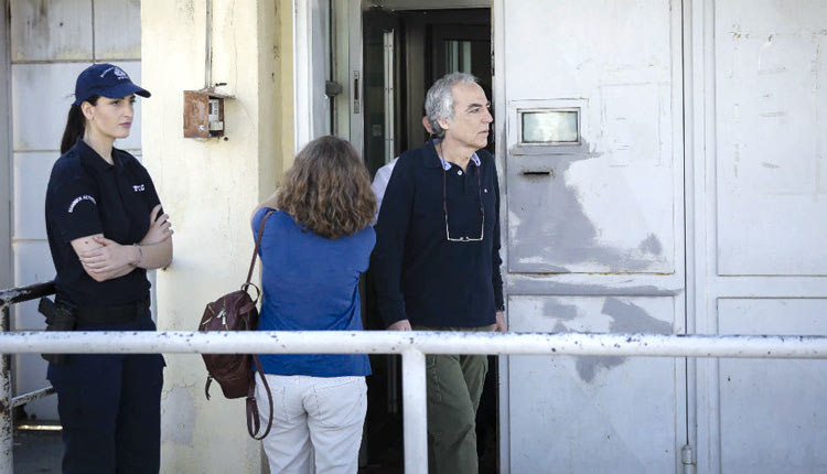 η ξαφνική μεταγωγή του εκτελεστή της 17Ν Δημήτρη Κουφοντίνα στις αγροτικές φυλακές Βόλου.