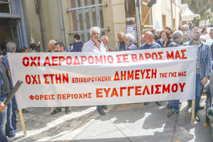 ΚΑΣΤΕΛΛΙ: Οι κάτοικοι της περιοχής κατέκλυσαν το δικαστήριο διαμαρτυρόμενοι