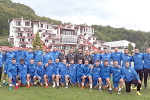 Η αποστολή του Ηροδότου με φόντο το ωραίο τοπίο στα Τρία Πέντε Πηγάδια