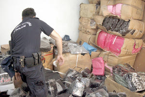 Κατέσχεσαν “μπόμπες” και προϊόντα-“μαϊμού”