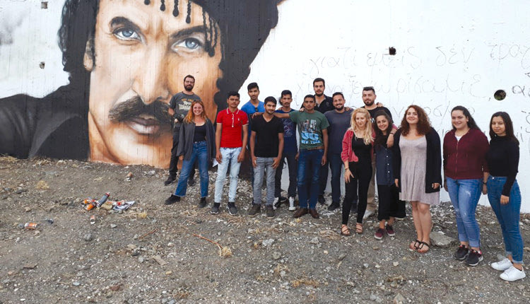 Ανώγεια: ένα γκράφιτι στην είσοδο του χωριού με την άσβεστη μορφή του Νίκου Ξυλούρη