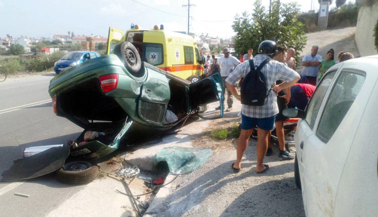 Στον δρόμο από την Επισκοπή στο Ηράκλειο αυτοκίνητο αλλοδαπών έπεσε στο πρανές, όπως βλέπετε στη φωτογραφία, με αποτέλεσμα τον τραυματισμό των γονιών και ενός μικρού κοριτσιού, που είναι σοβαρότερα.