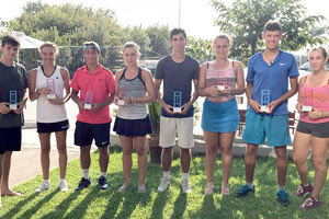 Ο Μπόγρης και η Κωστάκη του “Ηράκλειο” (δύο πρώτοι από αριστερά) διακρίθηκαν στο 4ο Εθνικό πρωτάθλημα τένις