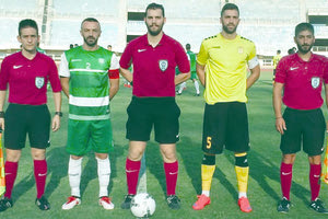 Οι αρχηγοί του Εργοτέλη και του Γιούχτα Μπάτζιος και Kασσωτάκης με τον διαιτητή του φιλικού κ. Κουναλάκη και τους συνεργάτες του