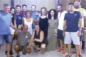 Το ζευγάρι των Ιταλών “αγκαλιασμένο” από τους κατοίκους της Συδωνίας