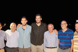 Οι Σαλούστρος και Μαυροειδής με τους ανθρώπους του Πολιτιστικού Συλλόγου Βρυσών και της Νεάπολης που τους τίμησαν