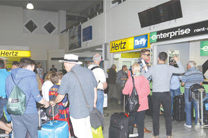 αφιχθέντες και οι εργαζόμενοι στο αεροδρόμιο «Ν. Καζαντζάκης»