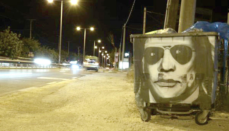 η μορφή του Ηλία Ψινάκη κοσμεί πλέον και τους κάδους απορριμμάτων!