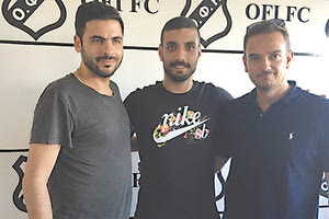 Ο Αραβίδης ανάμεσα στον μέτοχο της ομάδας Μιχάλη Μυλωνάκη (αριστερά) και τον πρόεδρο της ΠΑΕ Γιώργο Αλετρά (δεξιά)