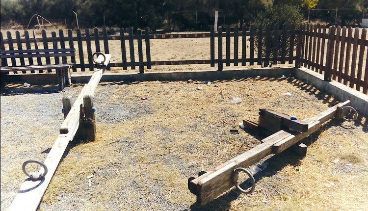 Μόνο παιδική χαρά δεν μπορεί να χαρακτηρίσει κανείς το παρκάκι που βρίσκεται στου Κοκκίνη Χάνι