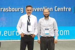 Ο Κωσταντίνος Δ. Δημάδης, καθηγητής Χημείας του Πανεπιστημίου Κρήτης και ο Ιωάννης Ε. Γραμματικάκης, υποψήφιος διδάκτορας Χημείας