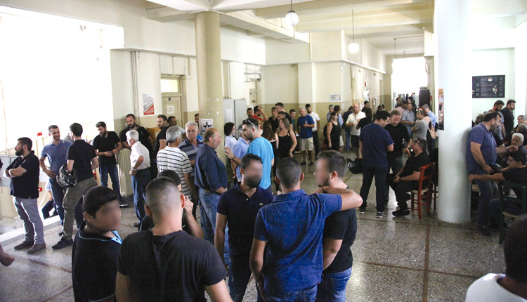 Ασφυκτικά γεμάτο το ισόγειο του Δικαστηρίου μετά την απολογία του ιδιοκτήτη του μποστανιού