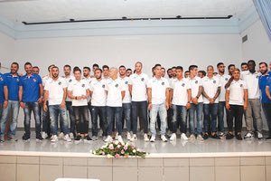 Η ομάδα του ΟΦΗ σε πλήρη παράταξη στην παρουσίαση 