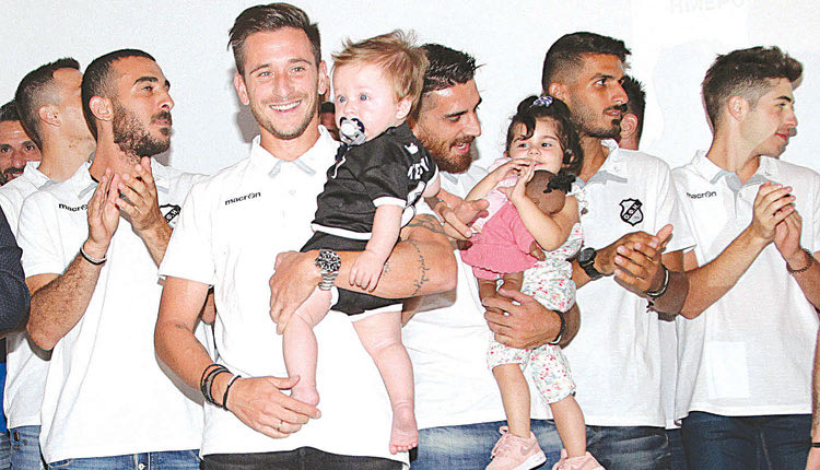 Κουτσιανικούλης και Κομεσίδης με τα παιδιά τους  στην παρουσίαση του ΟΦΗ