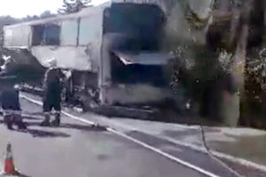 φλεγόμενο λεωφορείο