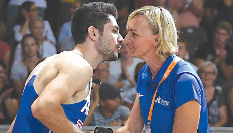 το φιλίτου Μίλτου Τεντόγλου  που έδωσε αμέσως μετά την ολοκλήρωση του αγώνα του σε μία εθελόντρια που έστρωνε το σκάμματην δύο φορές χρυσή Ολυμπιονίκη Χάικε Ντρέξλερ. 