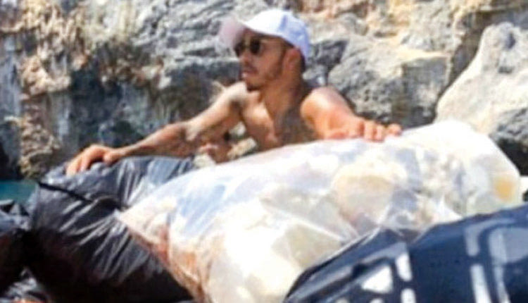 Ο ταχύτερος οδηγός στον κόσμο ο Λιούις Χάμιλτον καθάρισε μία παραλία της Μυκόνου που ήταν γεμάτη πλαστικά μπουκάλια, σακούλες και άλλα σκουπίδια 