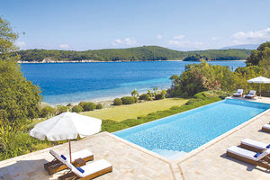 βίλα με πισίνα