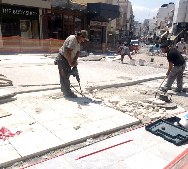 Ράβε - ξήλωνε στην Ίδης, ξηλώνουν με το κομπρεσέρ σημεία που είχαν πλακοστρωθεί