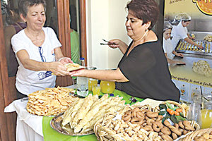 Πολλά κρητικά προϊόντα είχαν την ευκαιρία να απολαύσουν οι ομογενείς.