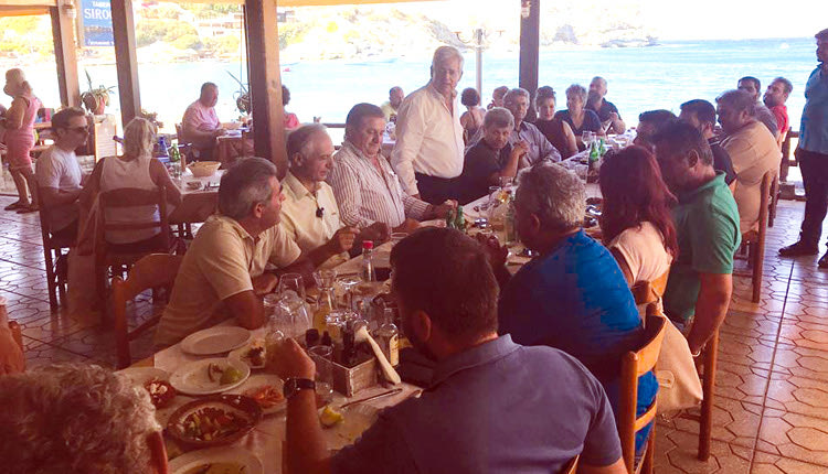 Ο Μαμουλάκης μάζεψε προχθές την ομάδα του και έκανε το τραπέζι για να τους πει πως πρέπει να είναι έτοιμοι για την προεκλογική μάχη! 