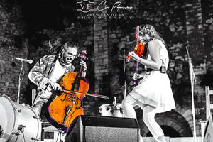 String Demons:Ο Κωνσταντίνος και η Λυδία Μπουντούνη είναι δύο αδέλφια, που ενώνουν τις δυνάμεις τους και επί σκηνής