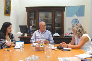 Με τον πρόεδρο του Επιμελητηρίου Ηρακλείου, Μανώλη Αλιφιεράκη και μέλη του Διοικητικού Συμβουλίου συναντήθηκε χθες η αντιπεριφερειάρχης Επιχειρηματικότητας, Εμπορίου και Καινοτομίας, Έφη Κουτεντάκη