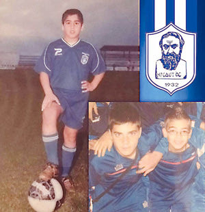 Ανάμεσα στους παίκτες του Ηροδότου που υπέγραψαν για πρώτη φορά επαγγελματικό συμβόλαιο είναι και οι πιτσιρικάδες της φωτογραφίας Κώστας Προβιδάκης, Βαγγέλης Μωραΐτης και Γιώργος Καργιωτάκης.