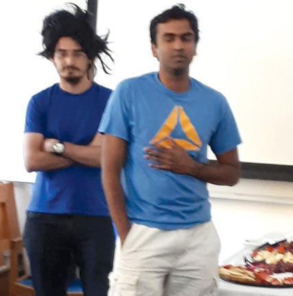 Οι φοιτητές του Κωνσταντίνου Δασκαλάκη του Κρητικού καθηγητή του MIT όρεσαν περούκες παρόμοιες με την ομολογουμένως φουντωτή κόμη του και μόλις μπήκε στην αίθουσα διδασκαλίας, τον χειροκρότησαν ζητωκραυγάζοντας