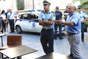 αρμόδια συνεργεία της δημοτικής αρχής άρχισαν τις καθαιρέσεις των παράνομων κατασκευών στο κέντρο της πόλης