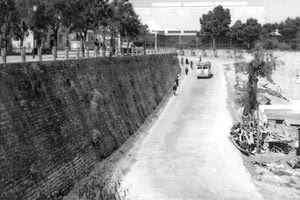 ΦΩΤΟ ΗΜΕΡΑΣ: Κατεβαίνοντας τη λεωφόρο Ικάρου ...μετά τον πόλεμο