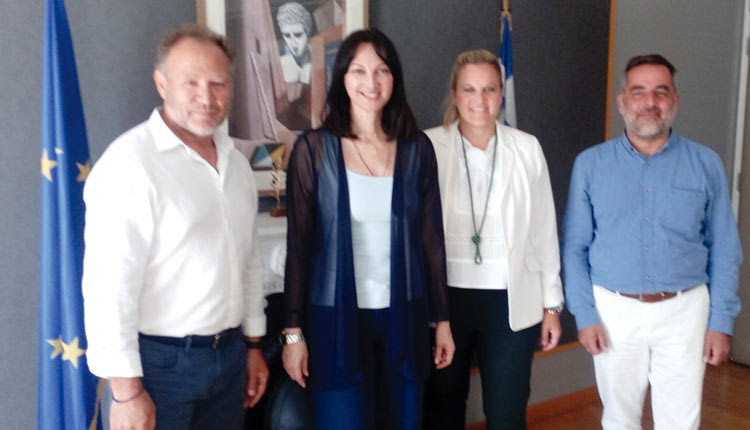 Με την υπουργό Τουρισμού ,Έλενα Κουντουρά, παρουσία της  γενικής γραμματέως Ευριδίκης Κουρνέτα, συναντήθηκαν ο δήμαρχος Οροπεδίου Λασιθίου, Γιάννης Στεφανάκης, και ο πρόεδρος του Ελληνικού Ορειβατικού Συλλόγου Λασιθίου, Γιάννης Σπυριδάκης. 