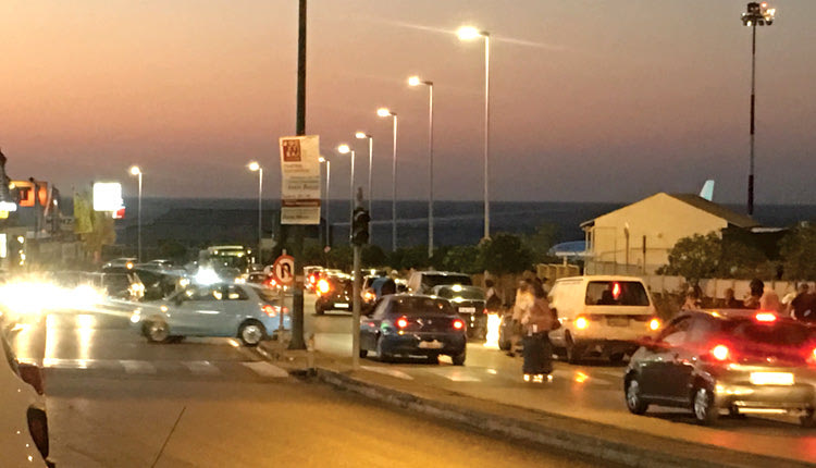 Ένας κακός χαμός γίνεται μέσα και έξω στο αεροδρόμιο “Καζαντζάκης”