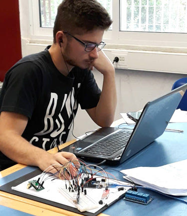 Το… εργαστήρι της ομάδας του Γυμνασίου Αγίας Βαρβάρας