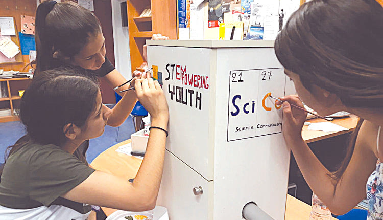 Οι μαθητές την ώρα της δημιουργίας